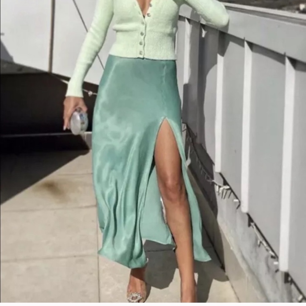 NWT ZARA GREEN SATIN EFFECT SLIT MIDI SKIRT💚🍀